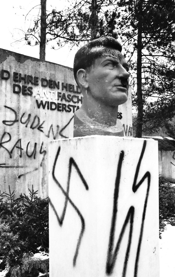 Denkmal für Magnus Poser auf dem Jenaer Nordfriedhof, Februar 1996, Privatsammlung/Foto: Frank Döbert